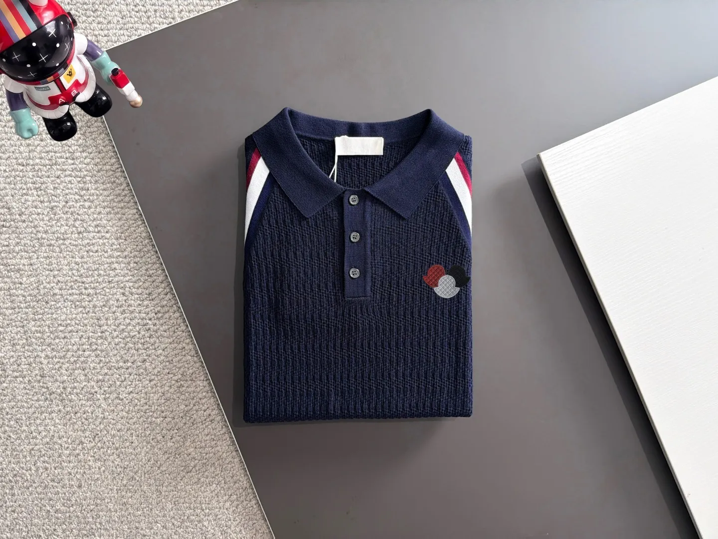 Next day shipping P165 Mouth-mounted High Quality 2026 Summer New Arrival Men's Short Sleeve T-shirt Made of combed cotton yarn knitted cotton fabric, pure cotton high-weight special yarn, it feels full of weight when weighed, and the upper body is more textured than ordinary T-shirts. This texture can cope with the weather easily and is suitable for both hot and cold! The pattern on the chest adopts three-dimensional embroidery technology, and is perfectly produced stitch by stitch with reference to the original version! Loose fit design, looks noble. Size: M to XXXL